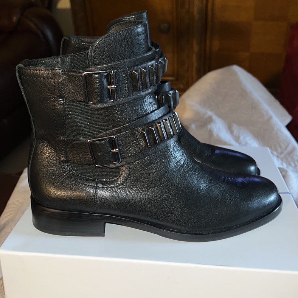 Pour la victoire. Black ankle boots with double buckle! NEVER WORN